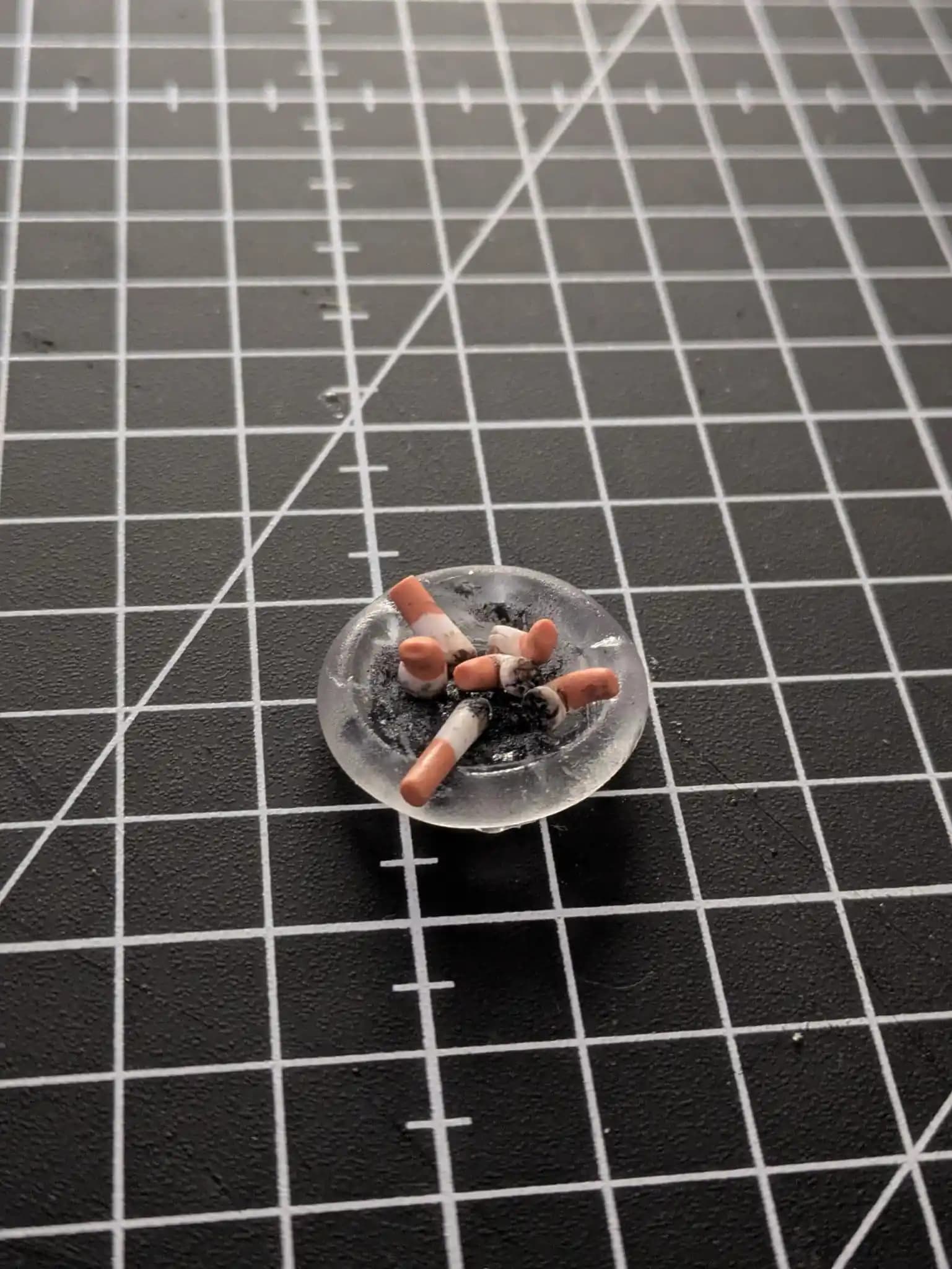 Polimer Kil ve UV Reçine ile Gerçekçi Minyatür Küllük ve Sigara Yapımı Teknikleri