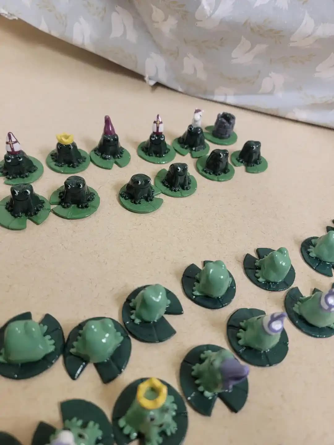 Polimer Kilden El Yapımı Kurbağa Temalı Satranç Takımı Tasarımı ve Teknik Detayları