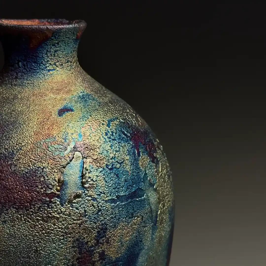 Raku Vazo Yapımında Bakır Kum Sırlama ve Kontrollü Fırınlama Teknikleri