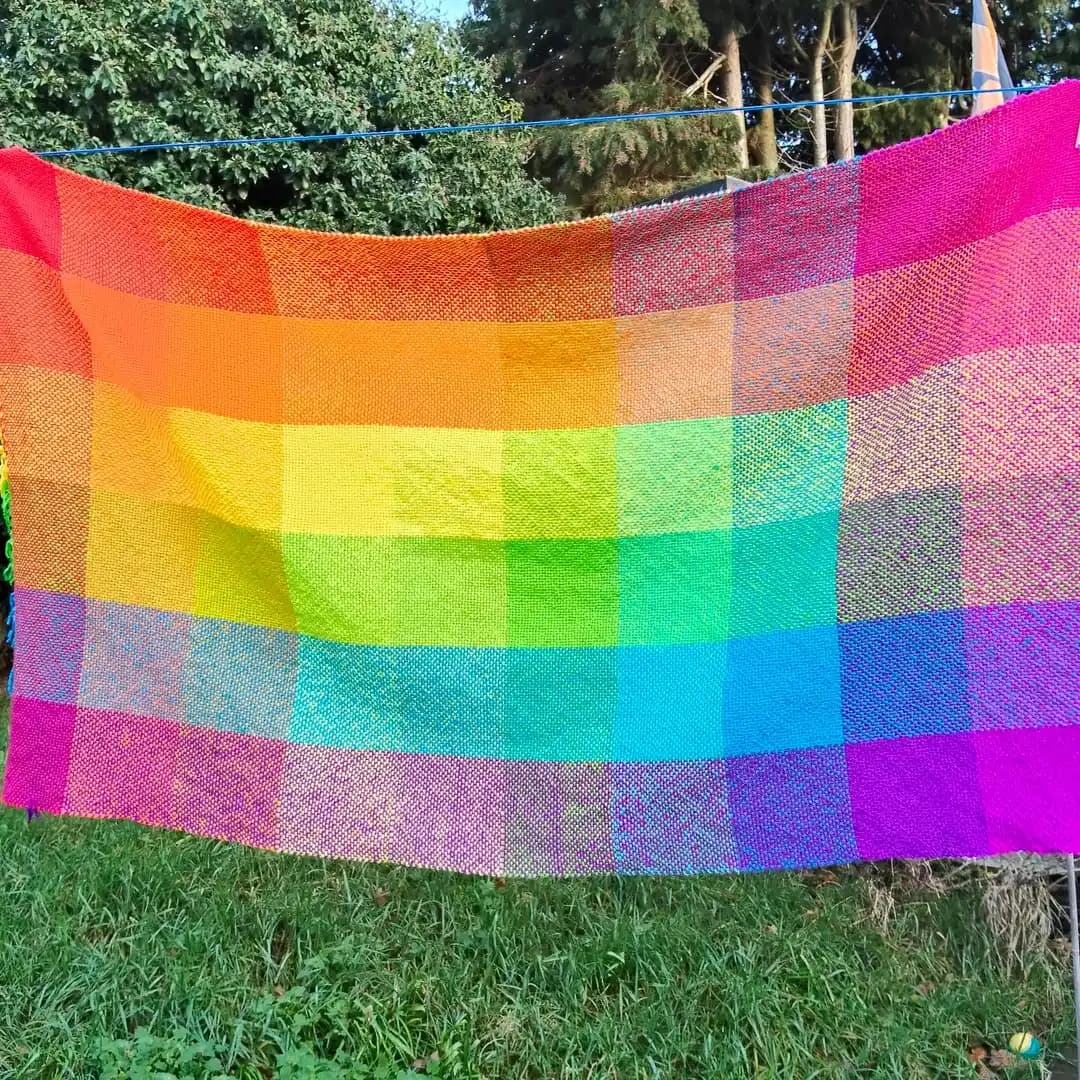 Renkli Bebek Battaniyesi Dokuma Süreci: Teknik Detaylar ve Malzeme Seçimi