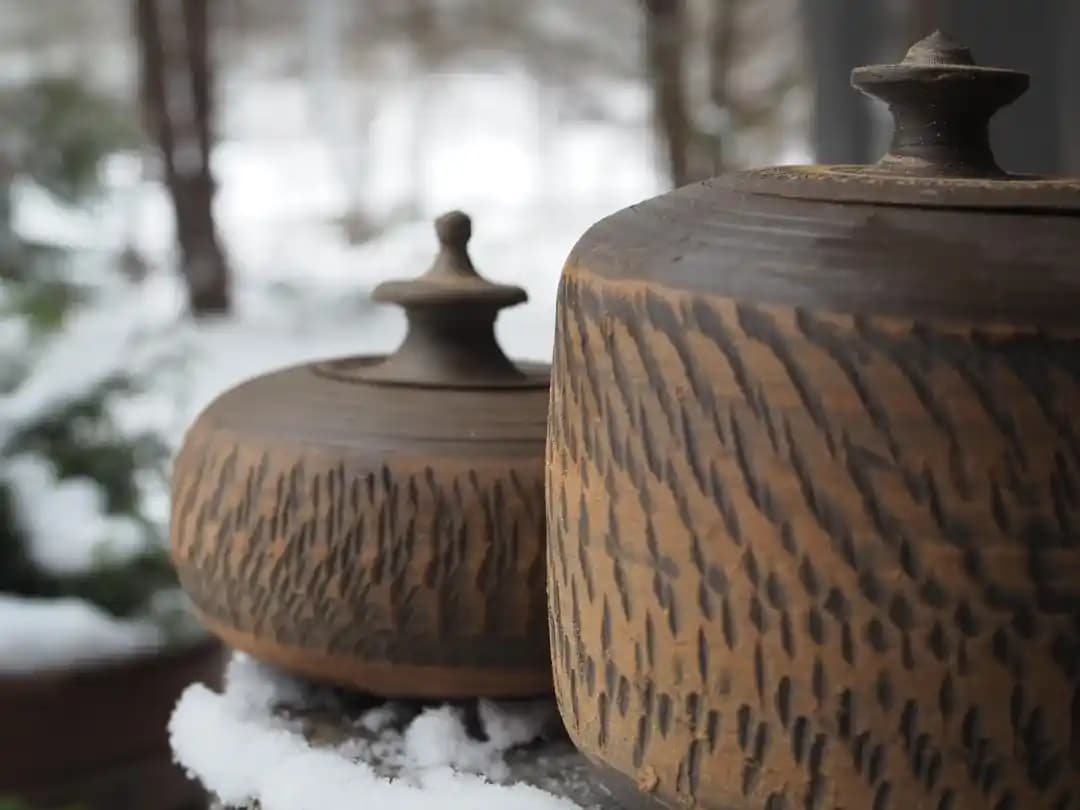 Seramikte Chattering Tekniği: Estetik ve Fonksiyonellik Üzerine Detaylı İnceleme