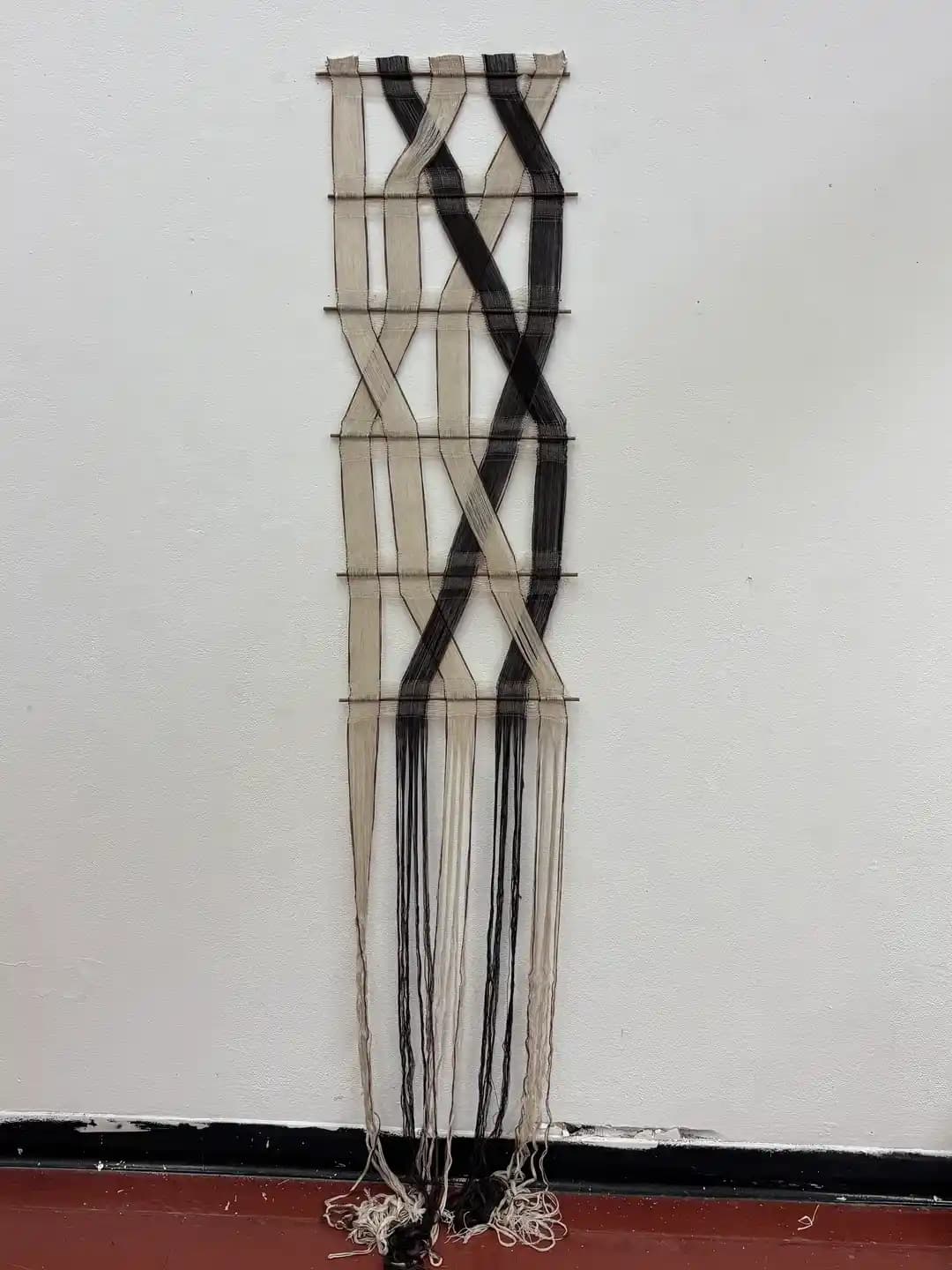 Tekstil Sanatında Yenilikçi Dokuma Teknikleri ve Mekanik Yaklaşımlar Üzerine Öğrenci Projesi İncelemesi