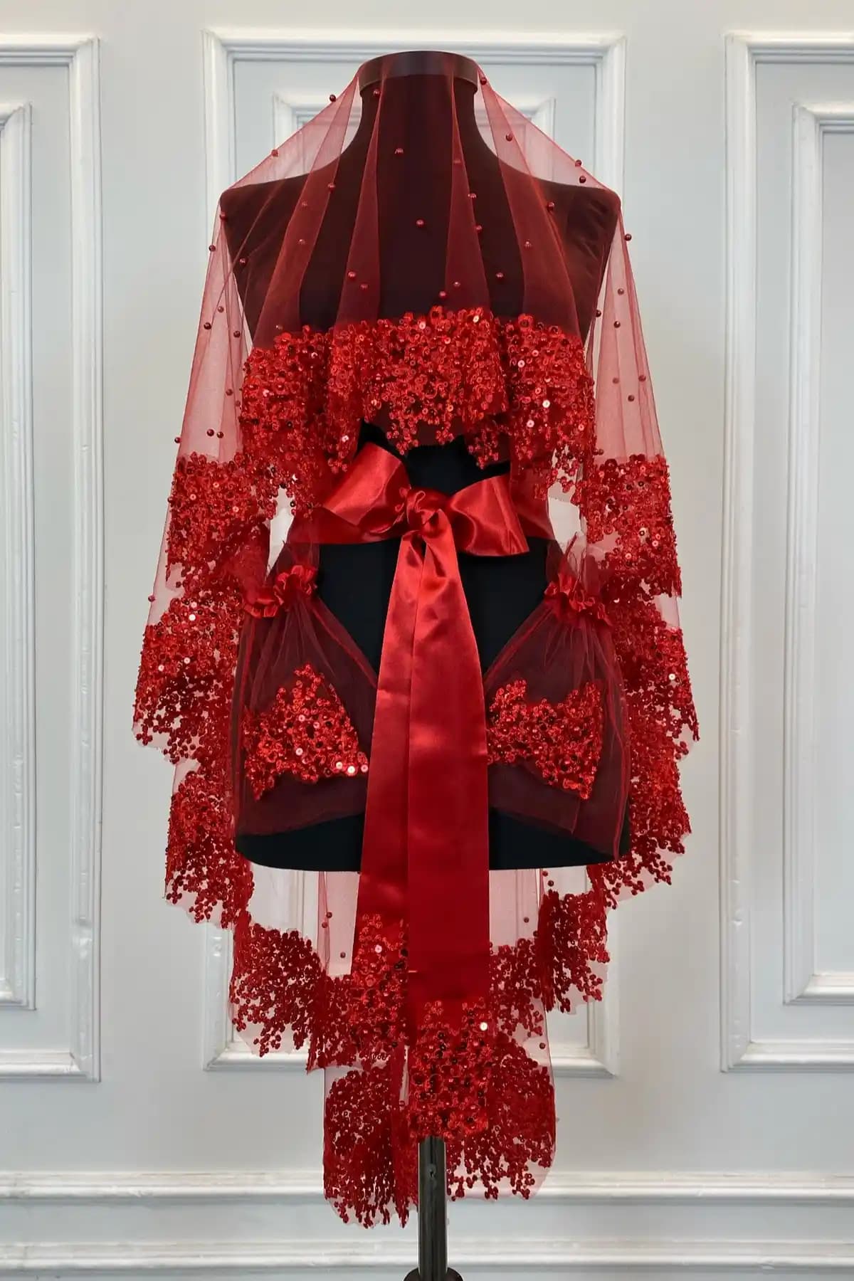 ZEYMERADE Kırmızı Vip Gelin Duvak Seti: Şıklık ve Zarafetin Modern Tasarımı