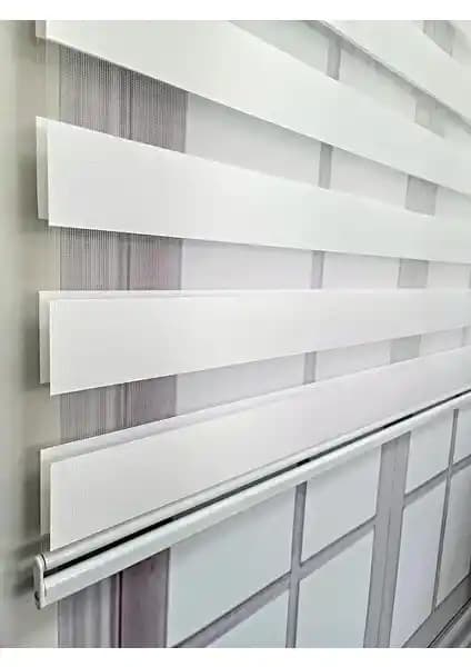 BBB Zebra Stor Perde Beyaz MZ507: Modern Tasarım ve Dayanıklı Malzeme Özellikleri