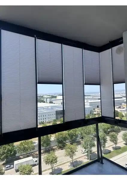 Blind-X Koyu Gri Plise Katlanır Cam Balkon Perdesi Estetik ve Pratik Kullanım Özellikleri