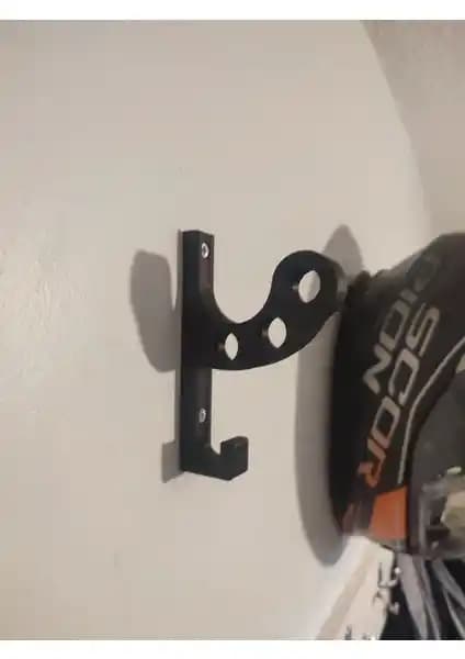 FRM Duvar Askısı: Motosiklet, Bisiklet ve Scooter Kaskları İçin Pratik ve Estetik Çözüm