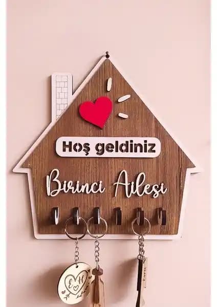 Home Trend Aile İsimli Ahşap Anahtarlık Askısı ile Evinize Şıklık ve Kişisel Dokunuşlar Katın