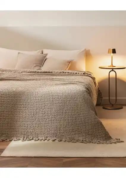 Madame Coco Mulette Çift Kişilik Yatak Örtüsü: Şıklık ve Konforu Bir Arada Sunar