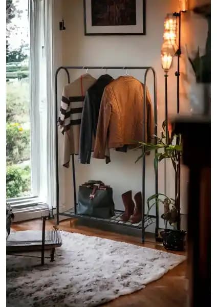 Uyan Siyah Metal Ayaklı Elbise Askılığı Modern ve Dayanıklı Tasarımıyla Öne Çıkıyor