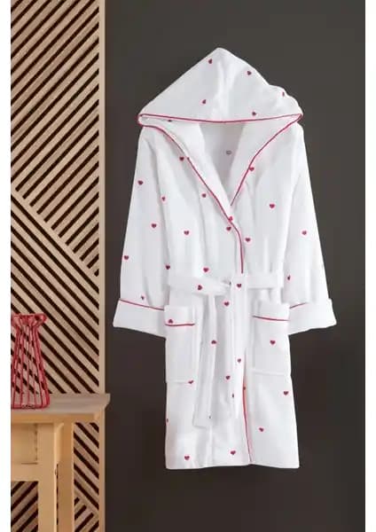Varol Kalpli Nakışlı %100 Pamuk Love Serisi Bornoz: Şıklık ve Konforun Buluştuğu Tasarım