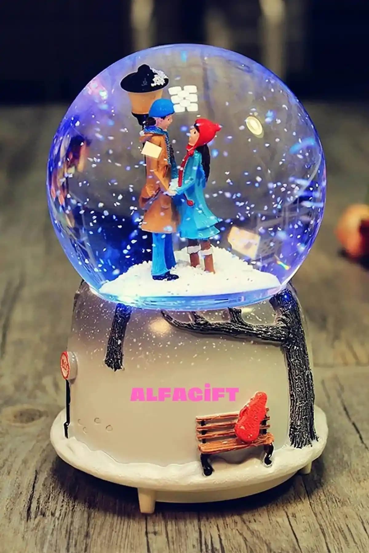 ALFAGİFT Romantik Aşıklar Kar Küresi: Estetik ve İşlevselliğin Buluşması
