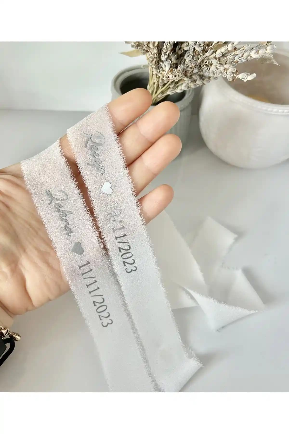 AlyansHome 2 Cm İsimli Tarihli Kumaş Yüzük Kurdelası Nişan ve Düğün İçin Şık Tasarım