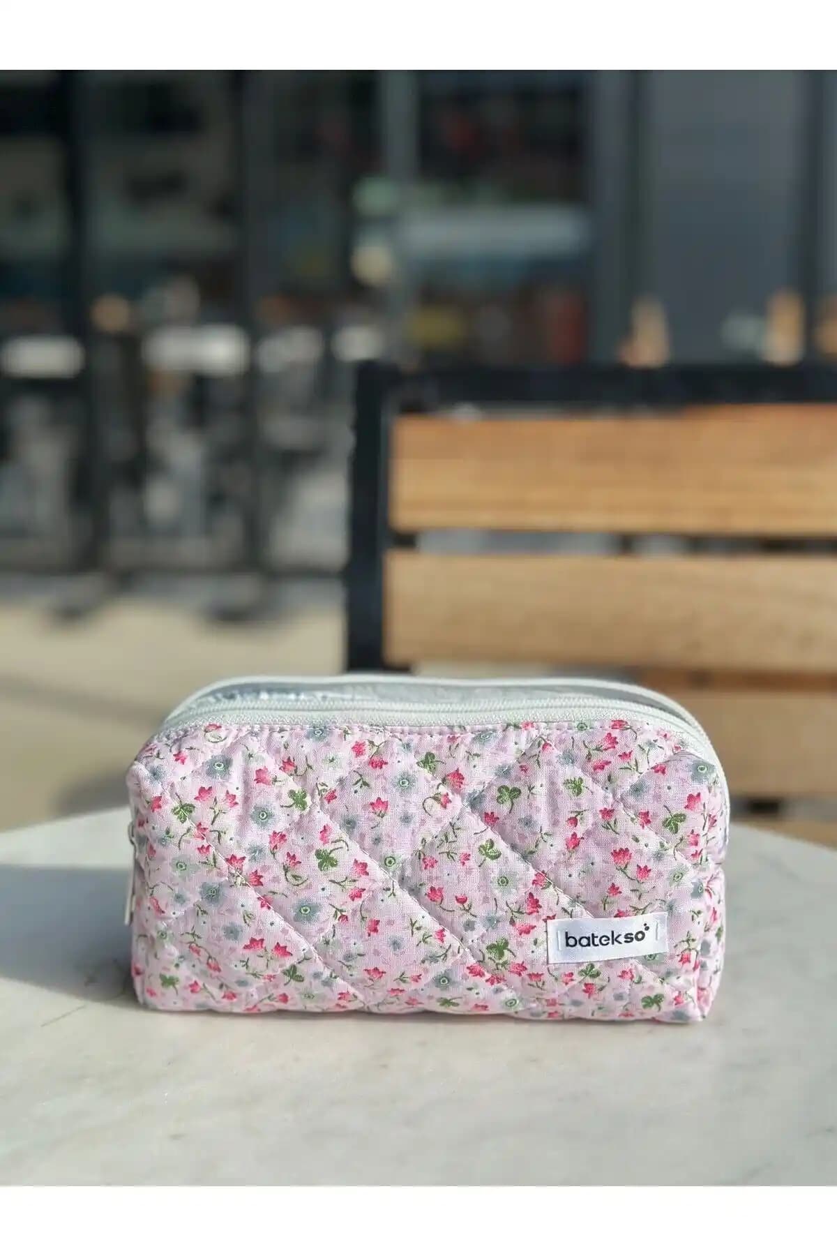 Batekso Pembe Çiçek Desenli Kalem Çantası Şıklık ve Fonksiyonellik Sunar