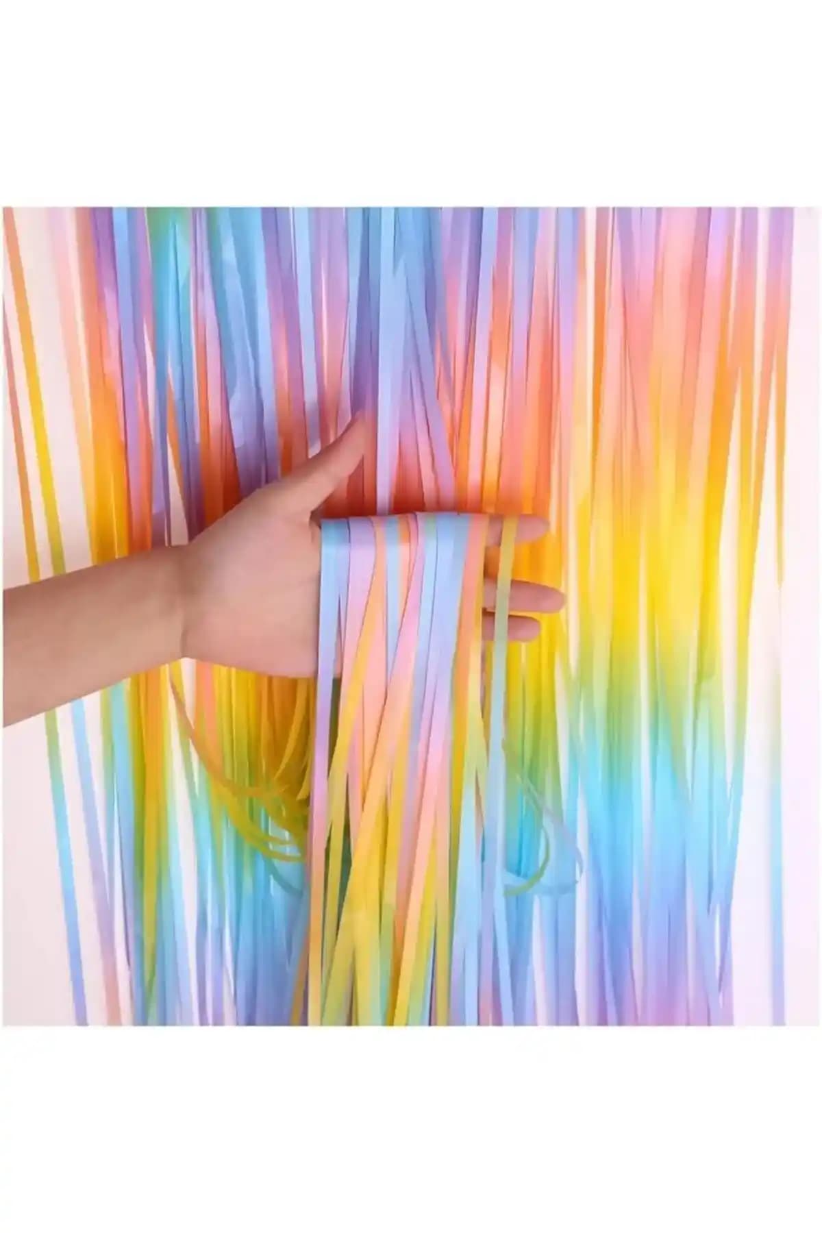 Gökkuşağı Temalı Folyo Püsküllü Perde ile Renkli ve Enerjik Parti Dekorasyonu
