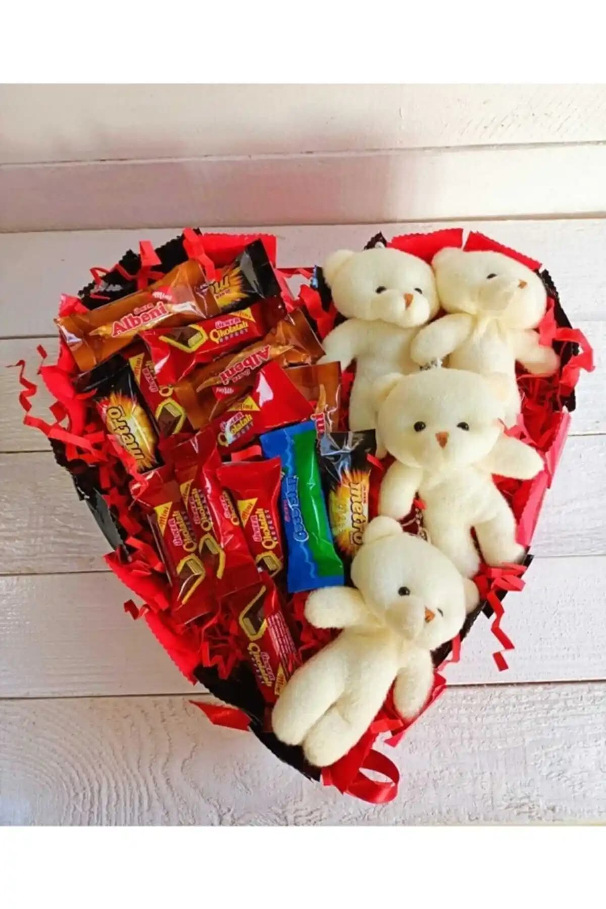 Kırmızı Kalp Kutuda Ayıcık ve Çikolata Konsept Hediye Seti Romantik Anlar İçin Uygun Hediye Seçeneği