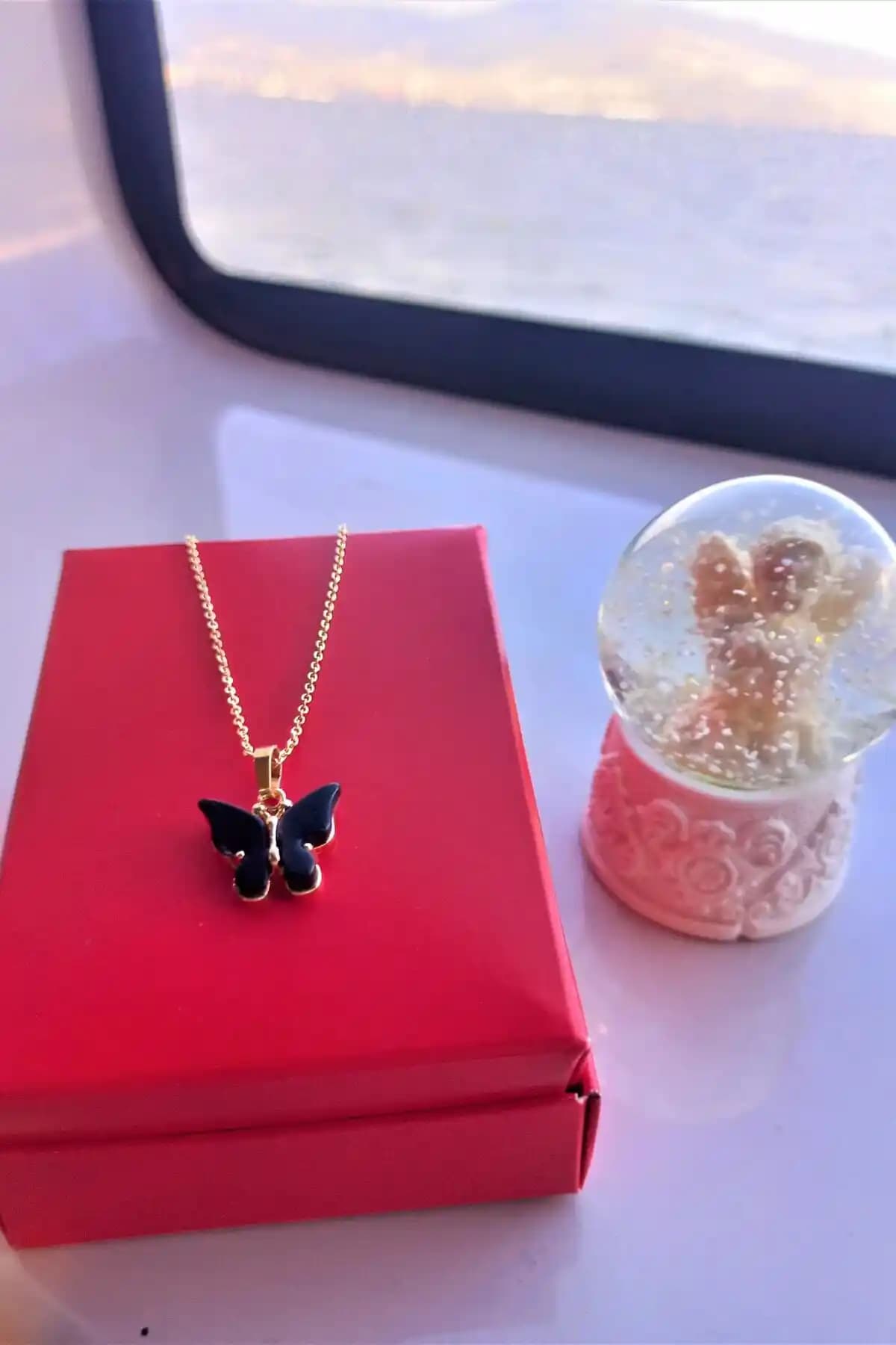 Saltos Siyah Kelebekli Gold Kolye ve Kar Küresi Seti Şık ve Anlamlı Hediye Seçeneği