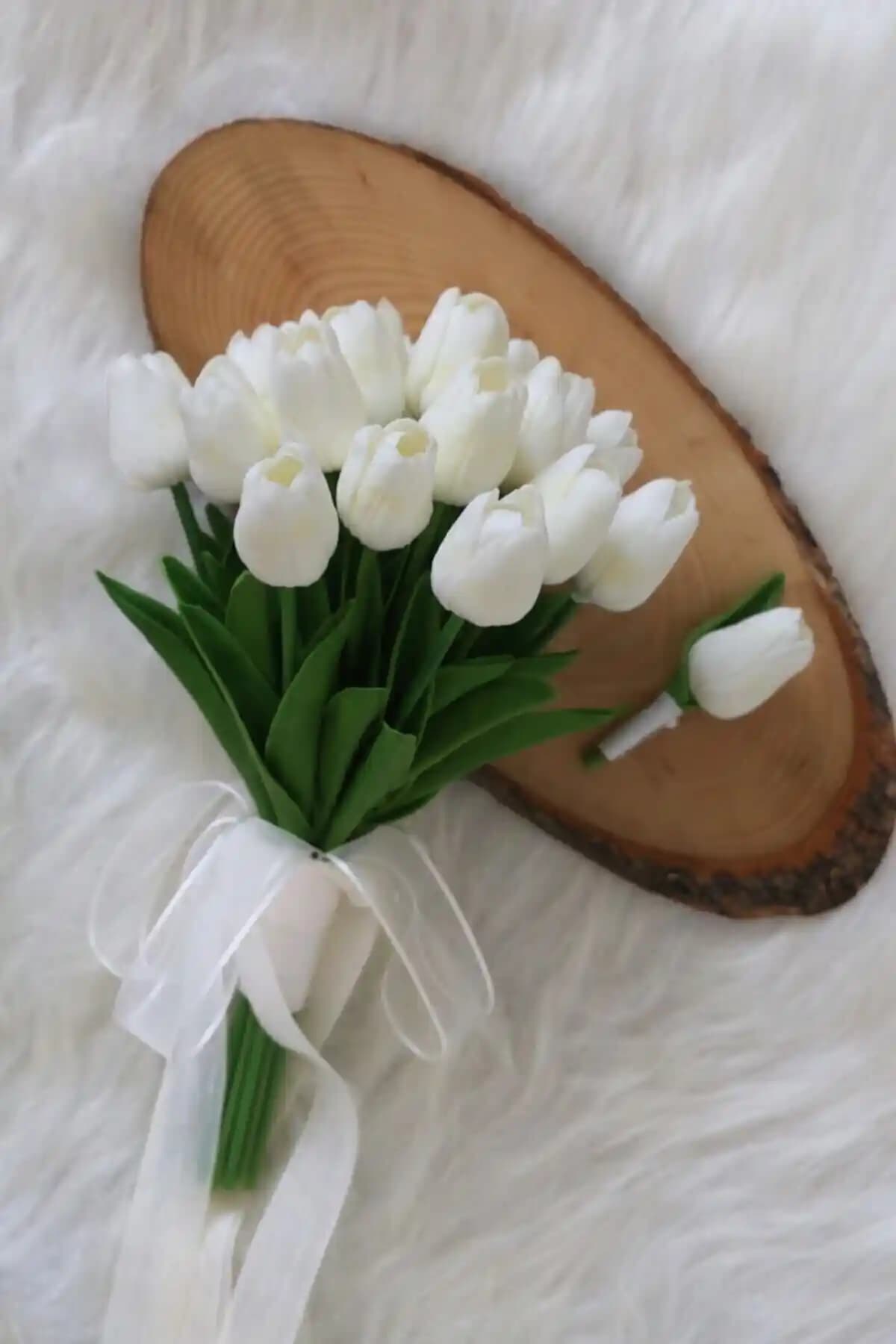 Alvinia Beyaz Islak Lale Gelin Buketi: Şıklık ve Dayanıklılığıyla Düğünler İçin Ideal Tercih