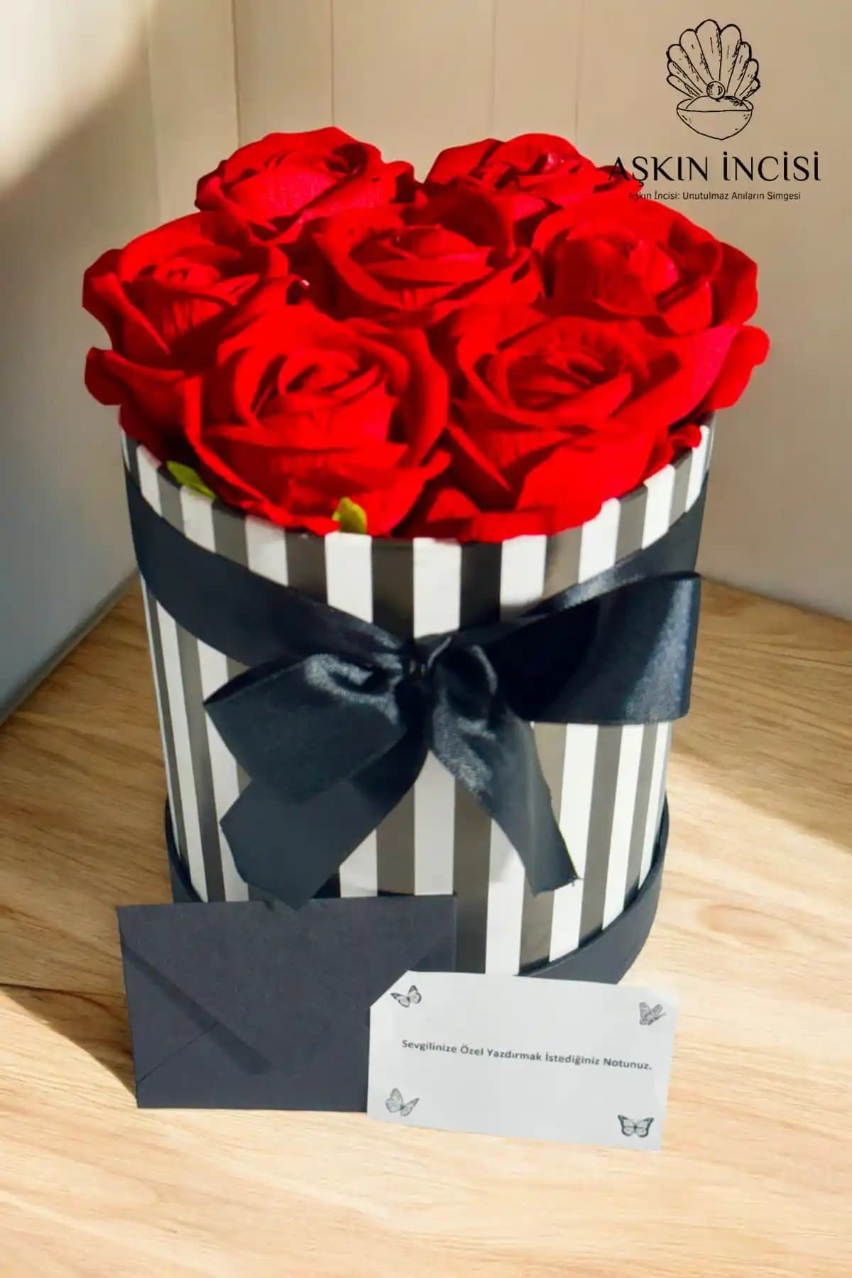 Kırmızı Renkli Sevgiliye Özel Hediye Kutusu: Şık ve Anlamlı Bir Hediye Deneyimi