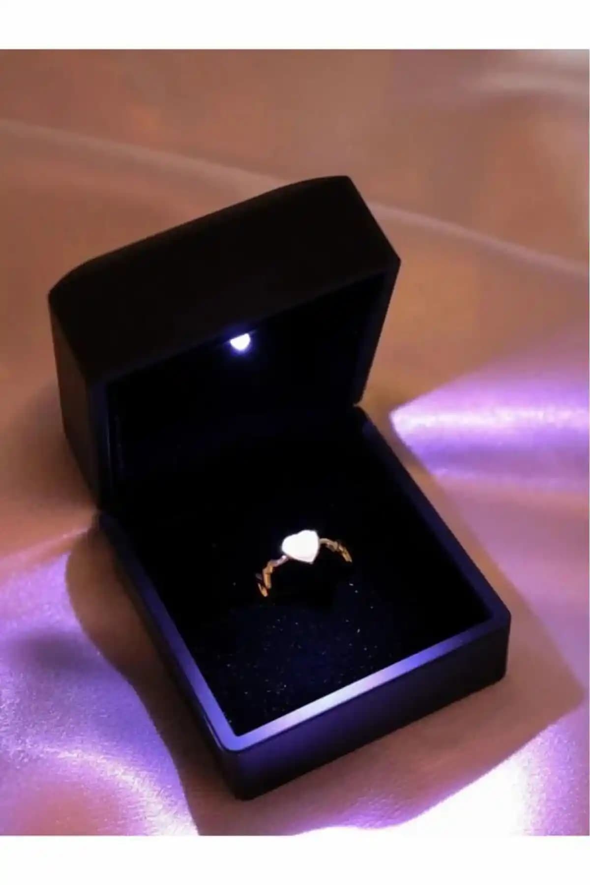 Led Işıklı Yüzük Kutuları Karşılaştırması: BLVCK ve Söğütlü Silver Modelleri Analizi