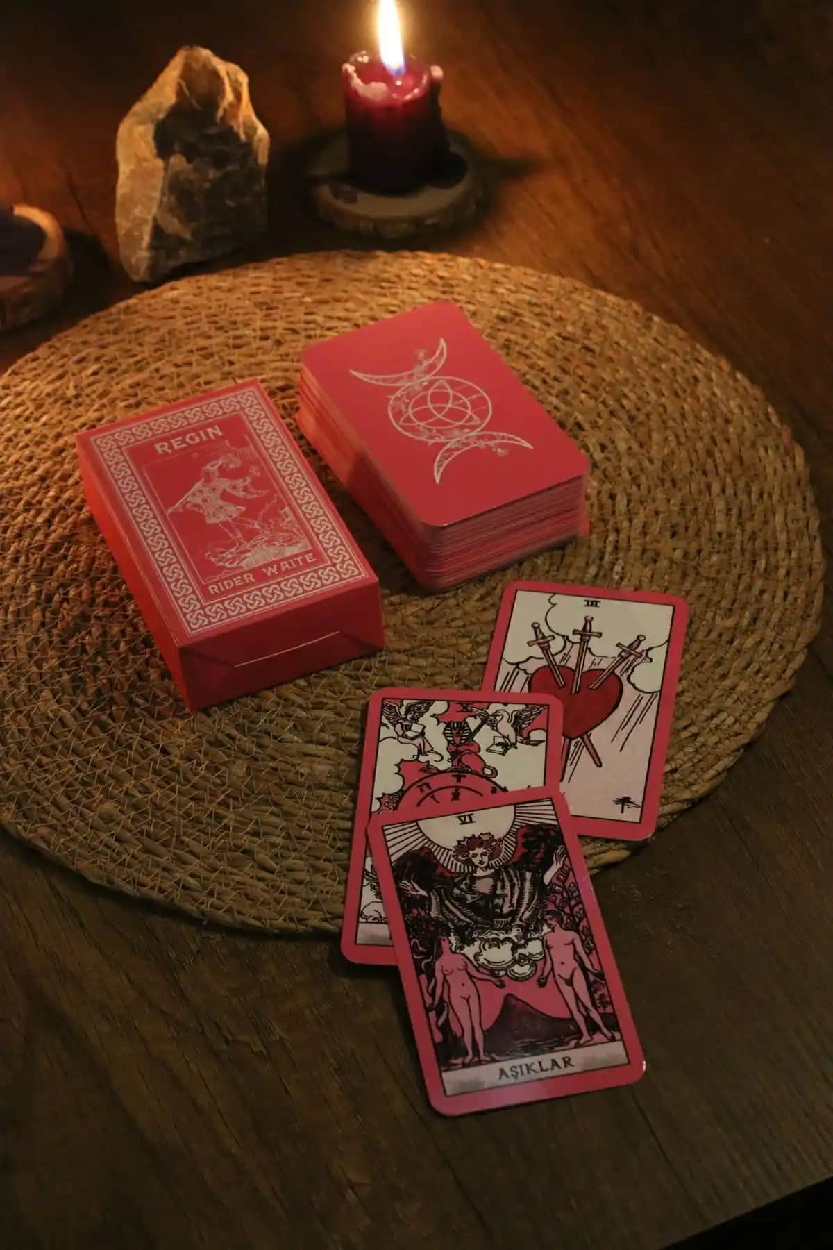 Tarot Desteleri Karşılaştırması: Paganca Pembe Çadı ve Adinkra Kehaneti Fal Kartları