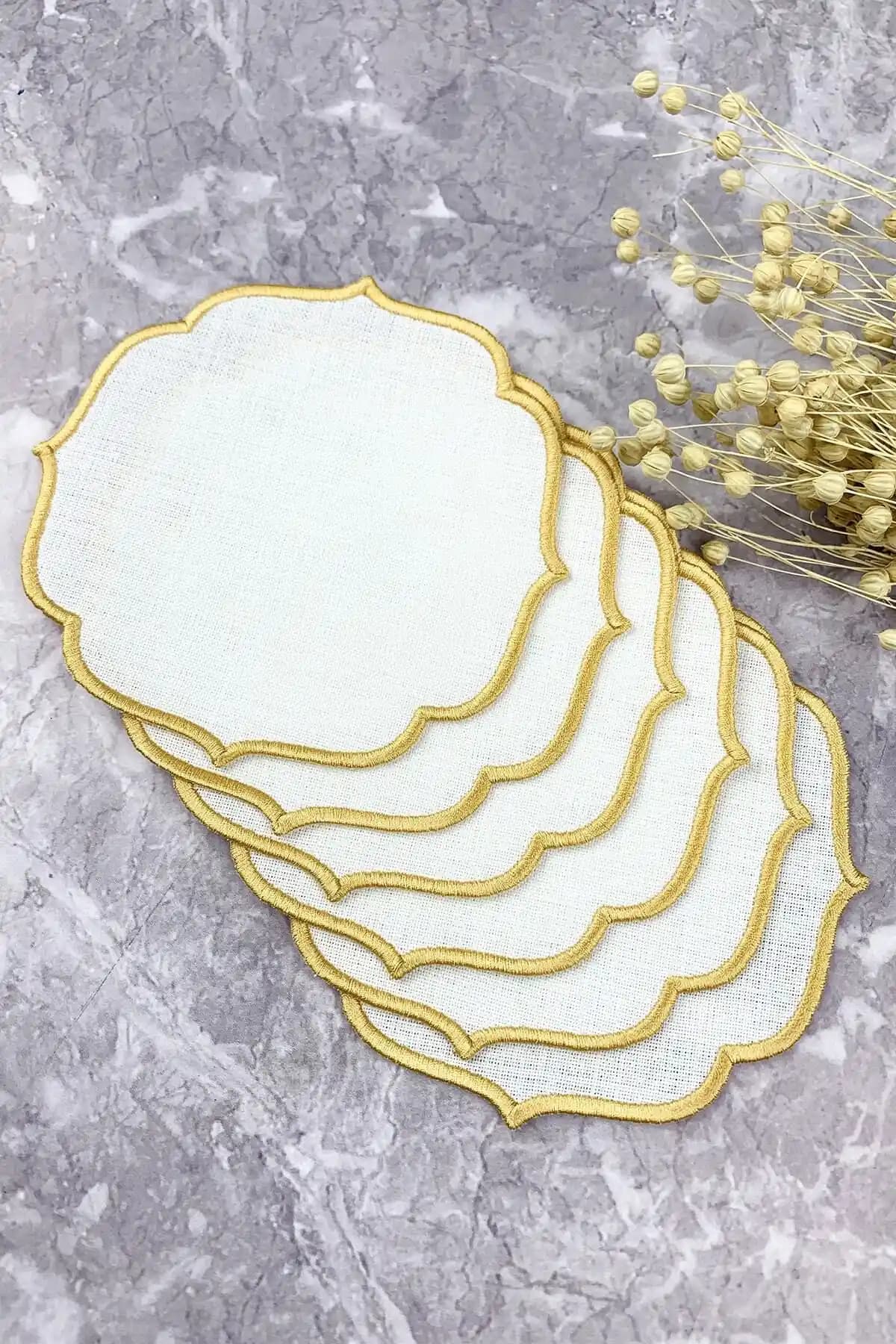 WEARE2 Altın Renkli Nakışlı Keten Efektli Kokteyl Peçetesi 6'lı Paketle Şıklık ve Fonksiyonellik