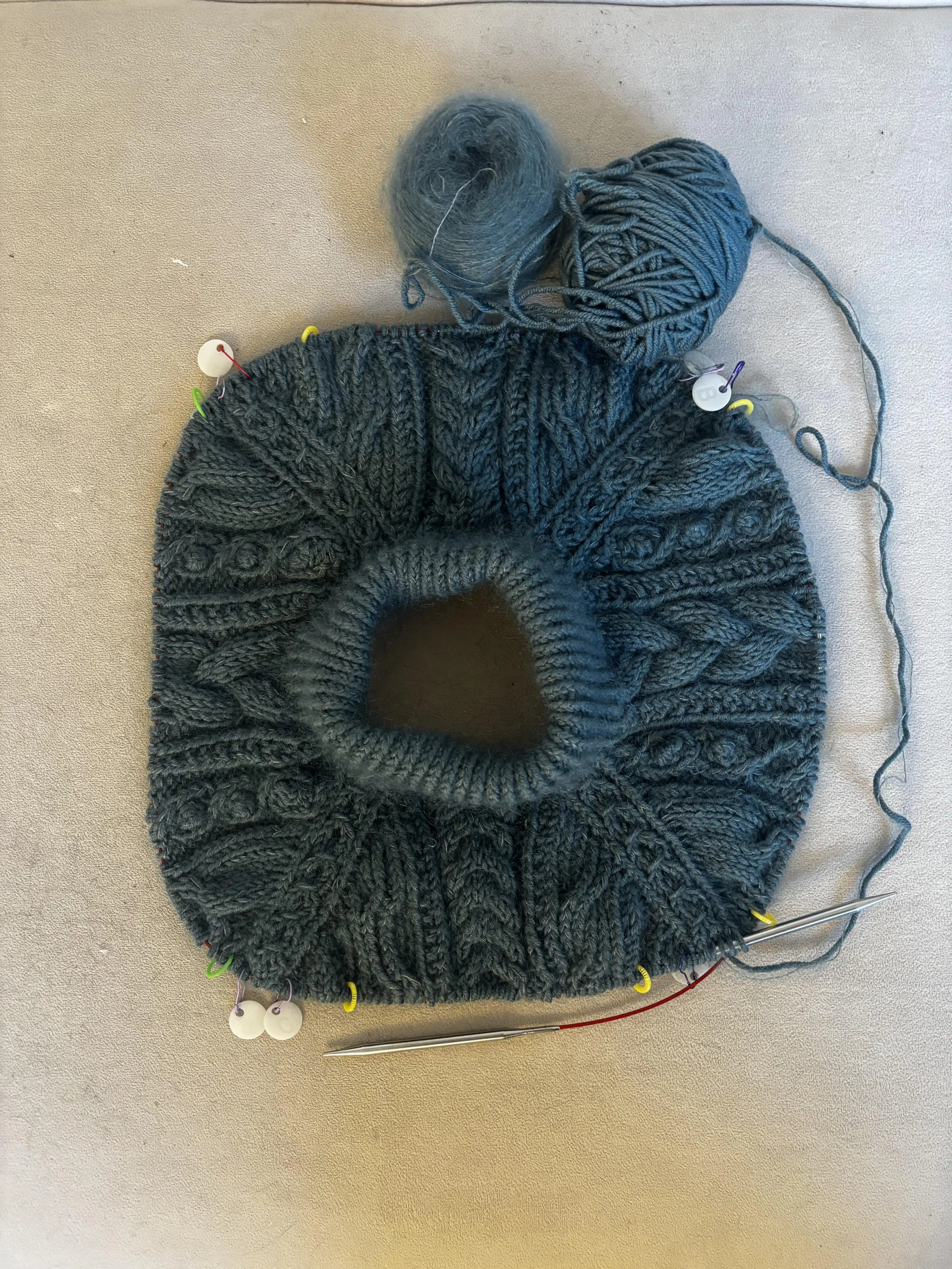 Arctic Light Sweater: Kablo Örgü Teknikleri ve İplik Seçiminin İncelikleri