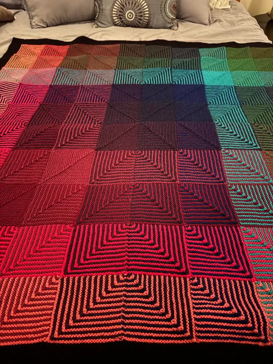 Hue Shift Afghan: Mitered Kareler Tekniğiyle Renk Geçişli Örgü Battaniye Modeli