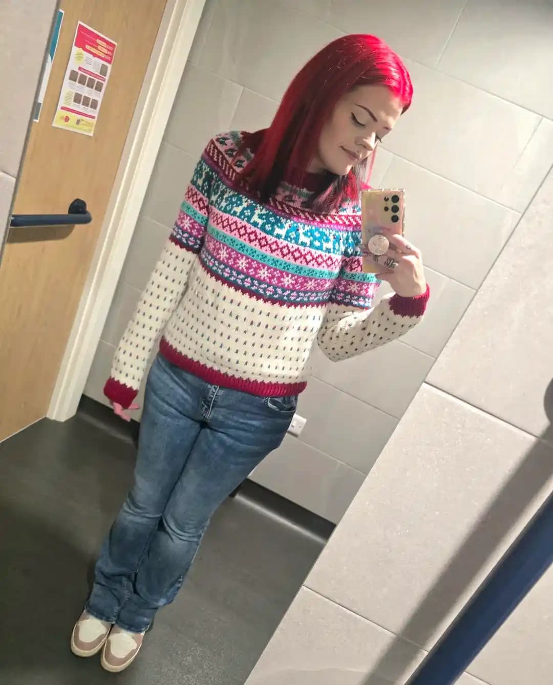 Renkli Yuvarlak Yaka Örgü Kazak Yapımında Teknikler ve Deneyimler