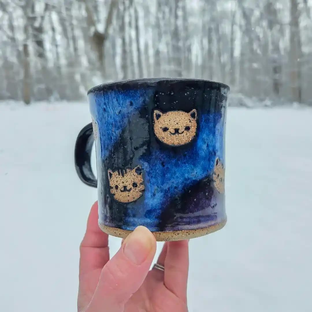 Seramikte Galaxy Kedi Kupa Tasarımı: Bant Direnci, Sticker ve Renk Katmanlama Teknikleri