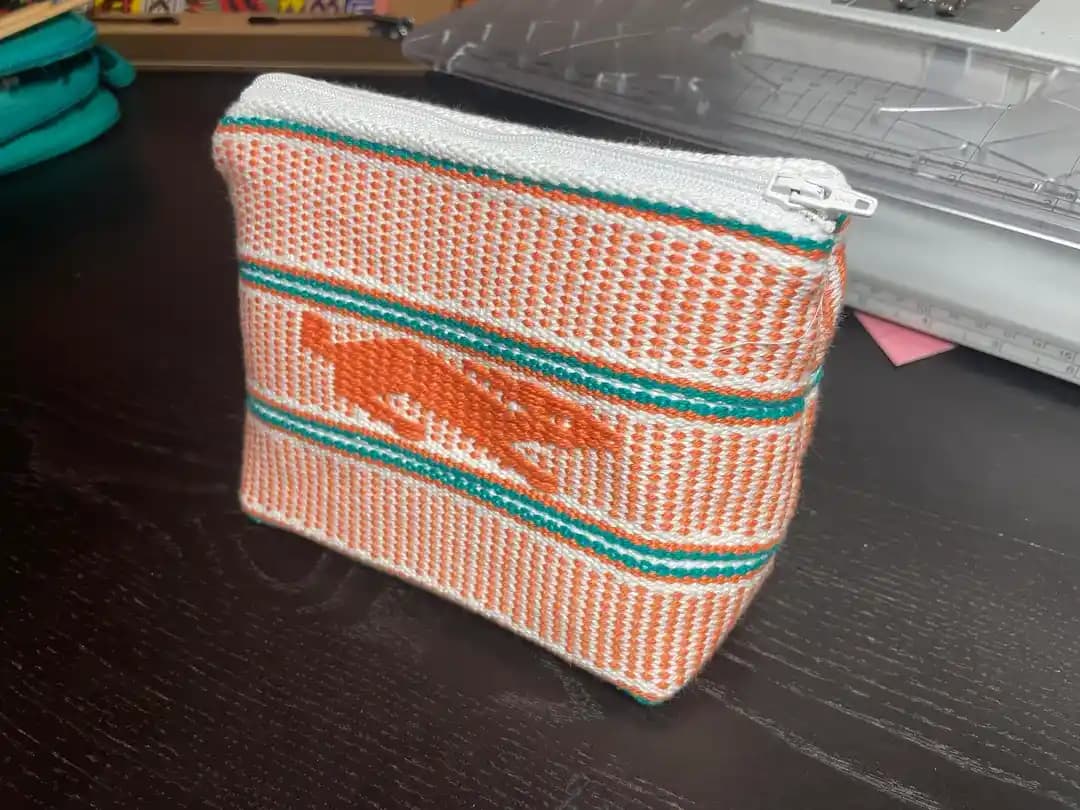 Tavşan Desenli Fermuarlı Çanta Üretiminde Pebble Weave Dokuma ve Dikiş Teknikleri