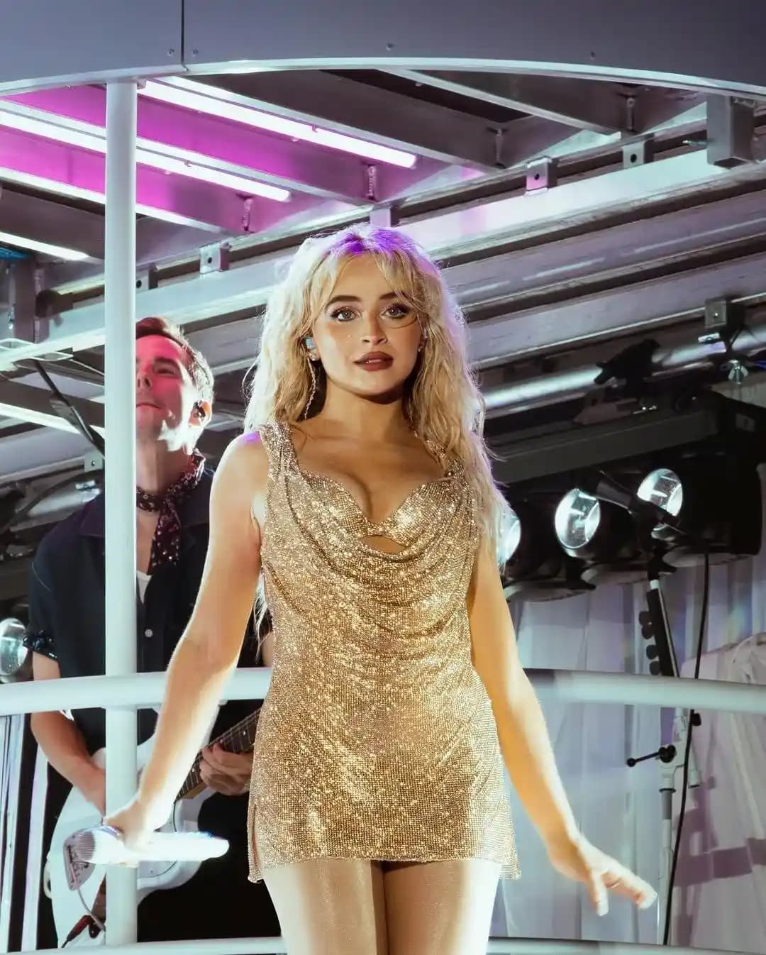 Versace'nin Metal Mesh Kumaşı: Oroton ve Zincir Mail Kumaşların Moda Endüstrisindeki Rolü