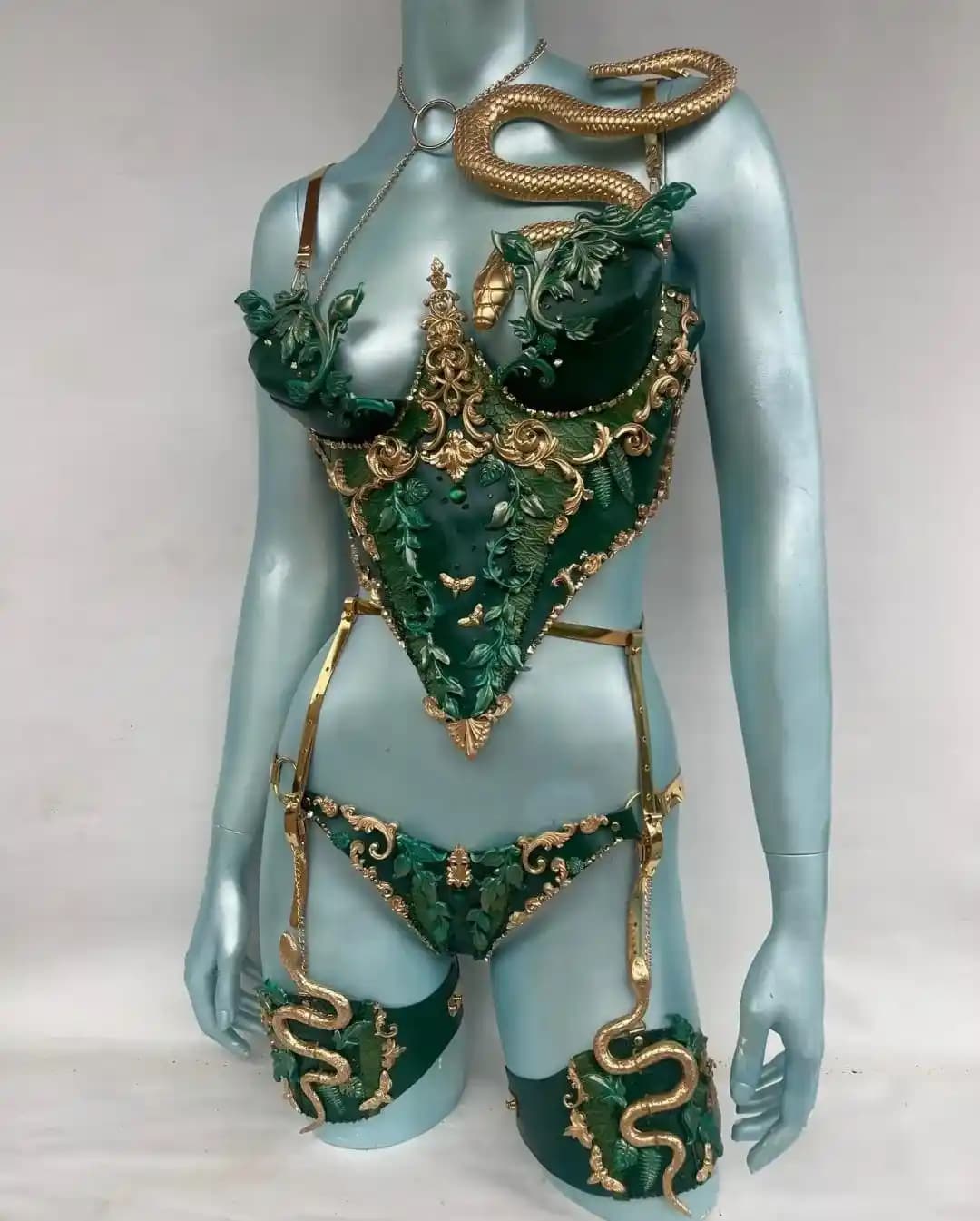 Derinlemesine Deri İşçiliği ve Karmaşık Kostüm Tasarımları İçin Teknik ve Tasarım Rehberi