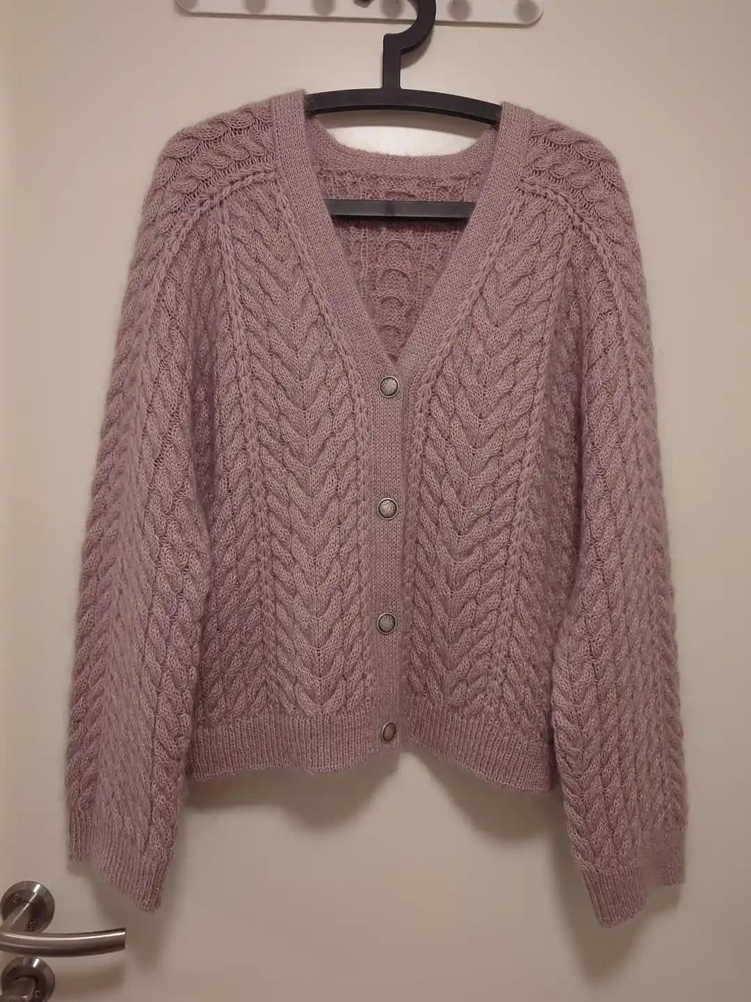 Dreamy Cable Cardigan: Özgün Tasarım ve İleri Örgü Teknikleriyle Yumuşak Hırka