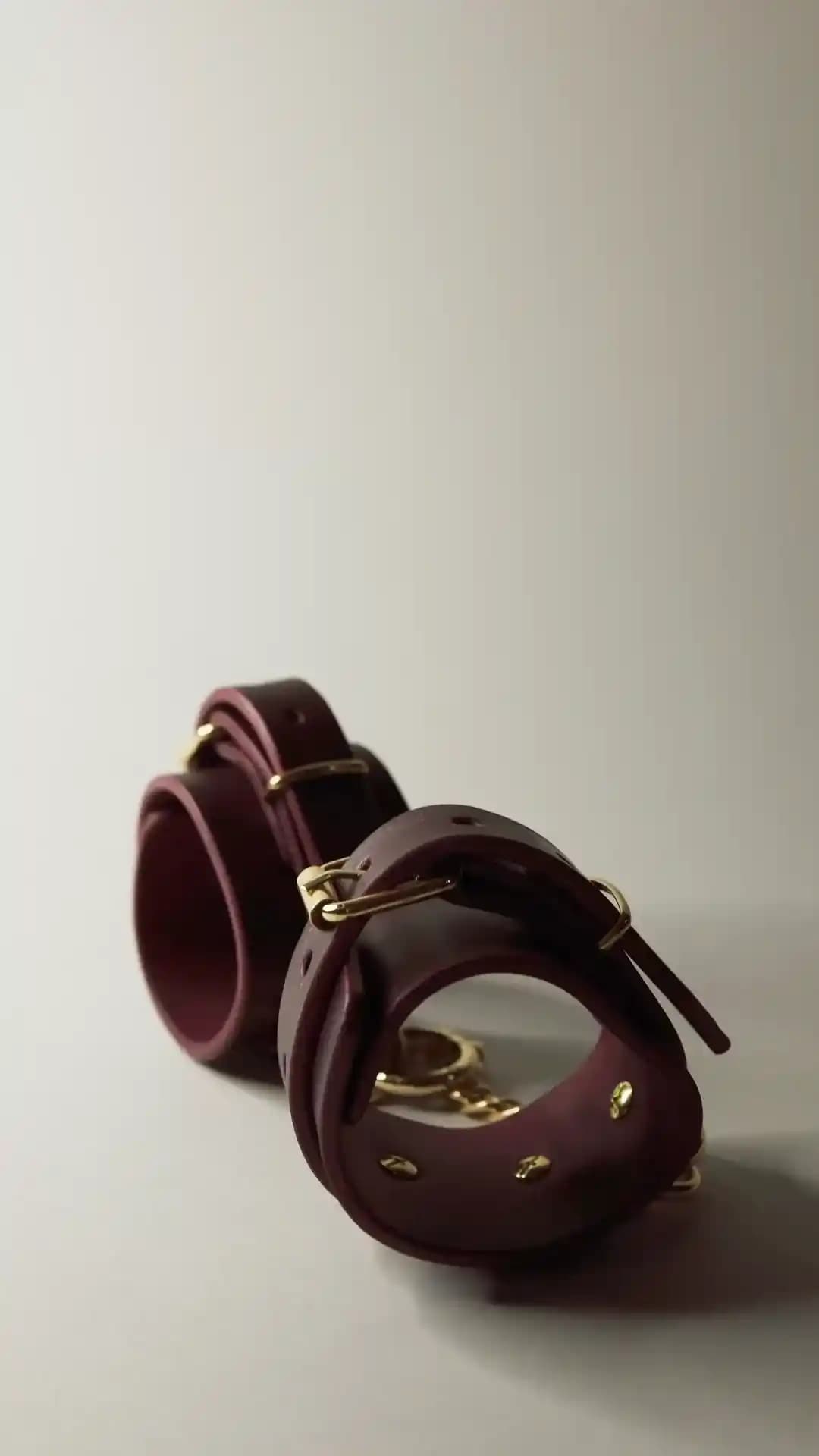 El Yapımı Deri Kelepçelerde Malzeme, Bağlantı ve Üretim Teknikleri Üzerine Detaylı İnceleme