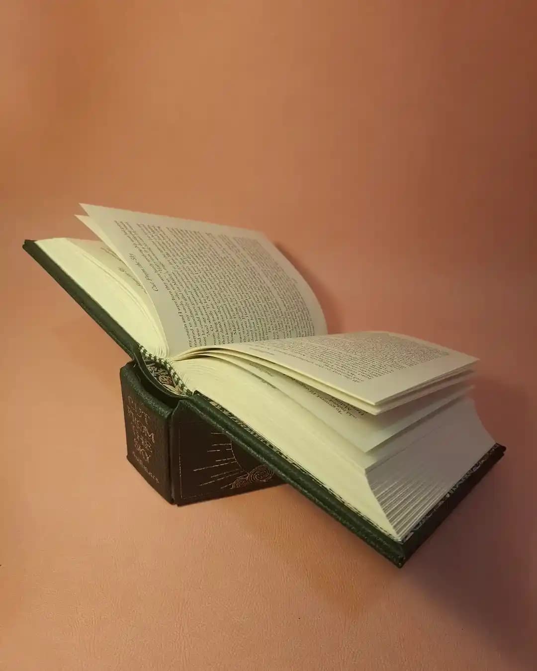 Lectern Binding: Entegre Standlı Kitap Ciltleme Tekniği ve Parametrik Tasarım Rehberi