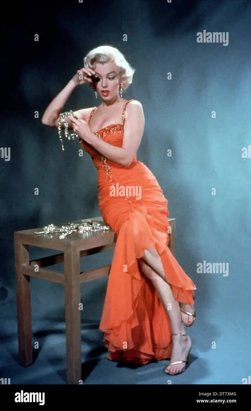 Marilyn Monroe'nun Gentlemen Prefer Blondes Elbisesinde Askıların Dikimi ve Yapısal Destek Analizi