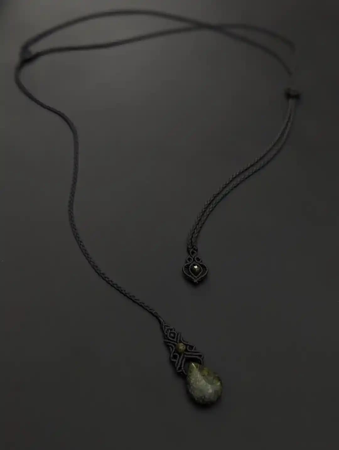 Mikro Makrome ile Bükülmeyen Örgüler ve Doğal Taşlı Y-Kolye Tasarımları