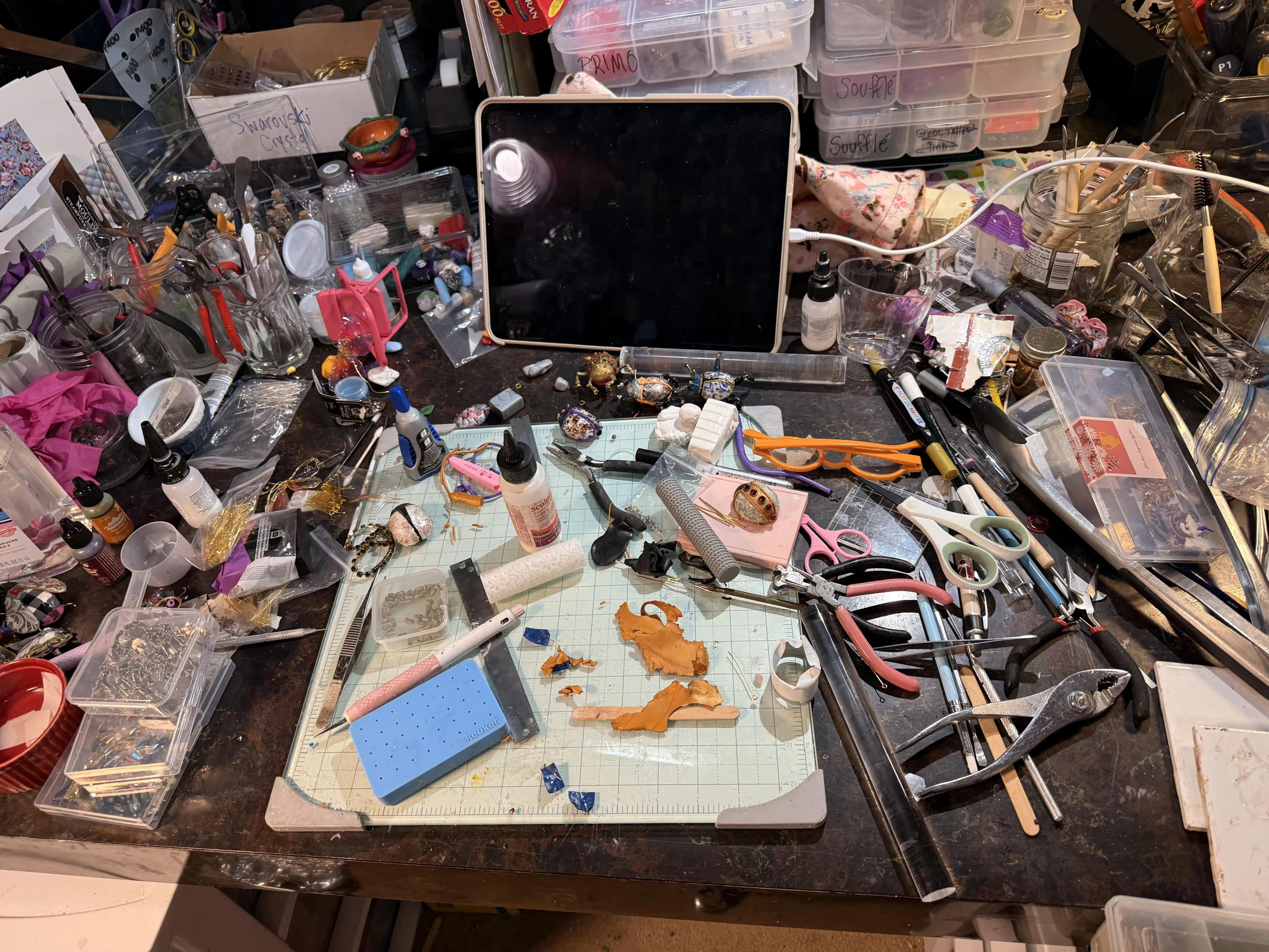 Sanat ve El İşi Çalışma Alanlarında Düzen ve Karmaşa Dinamikleri Üzerine Analiz