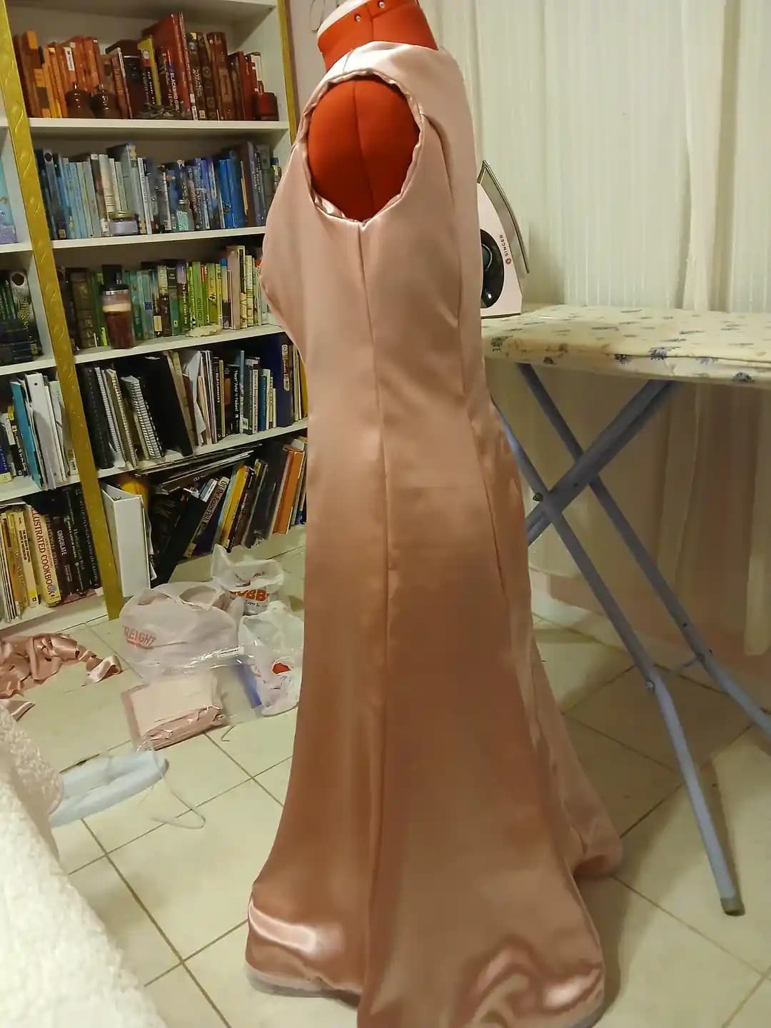 Saten Krepten Elbise Dikiminde Teknikler ve Form Koruma Yöntemleri