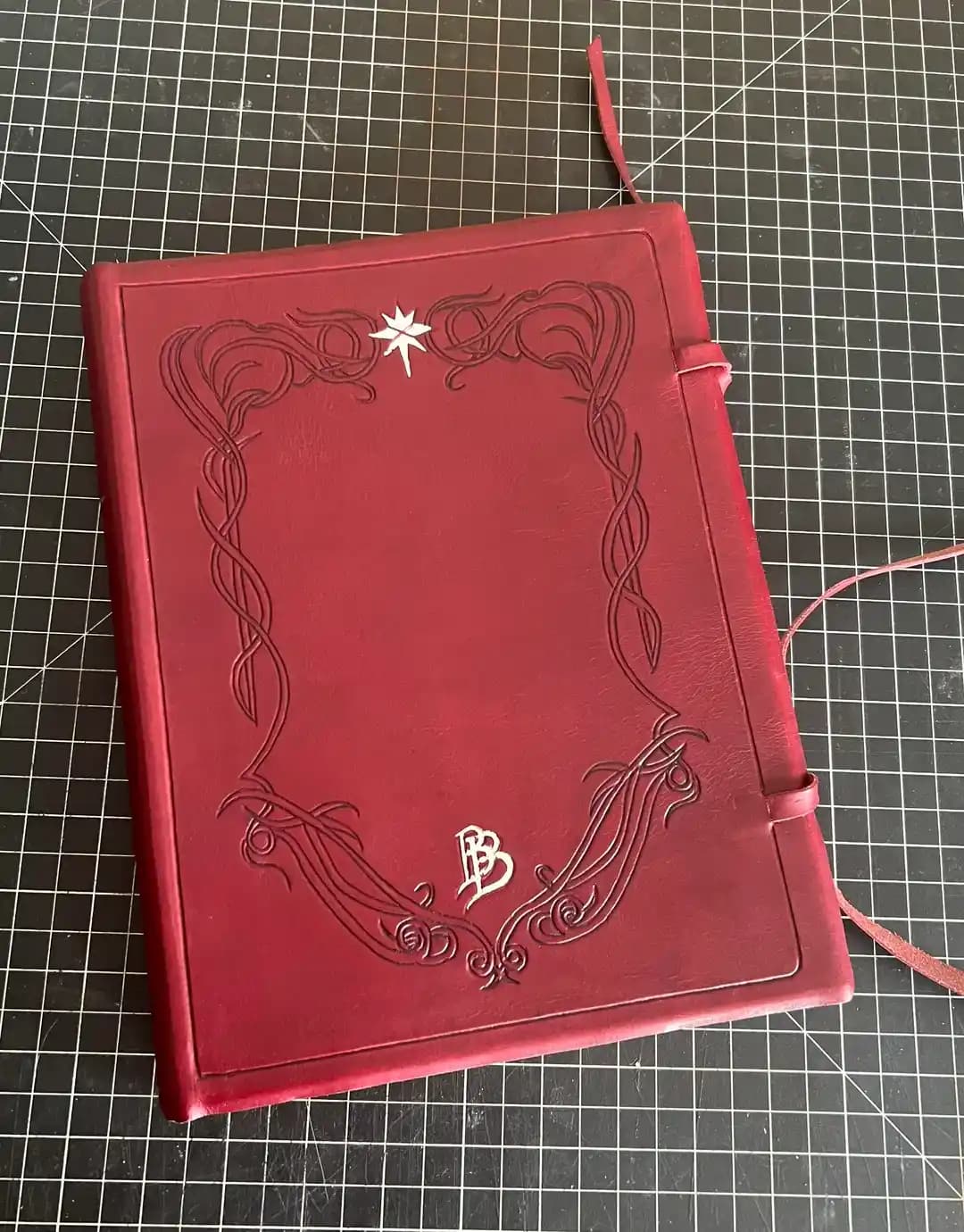 Westmarch Kırmızı Kitabı: El Yapımı Kitap Ciltleme ve Isı Folyo Kalemi ile Tasarım Süreci