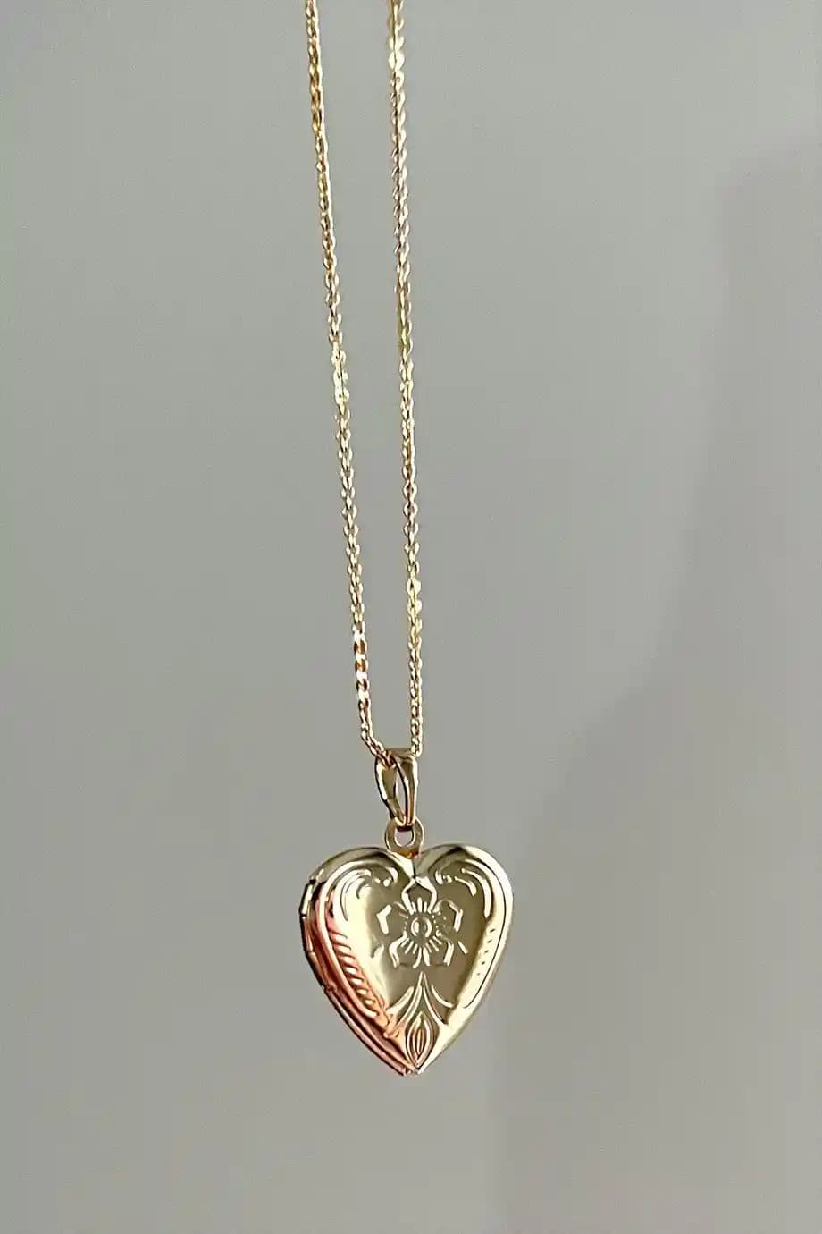 Açılan Kolye Dekorasyonunda Şıklık ve Anlamın Buluşması: Kişisel ve Dekoratif Kullanım