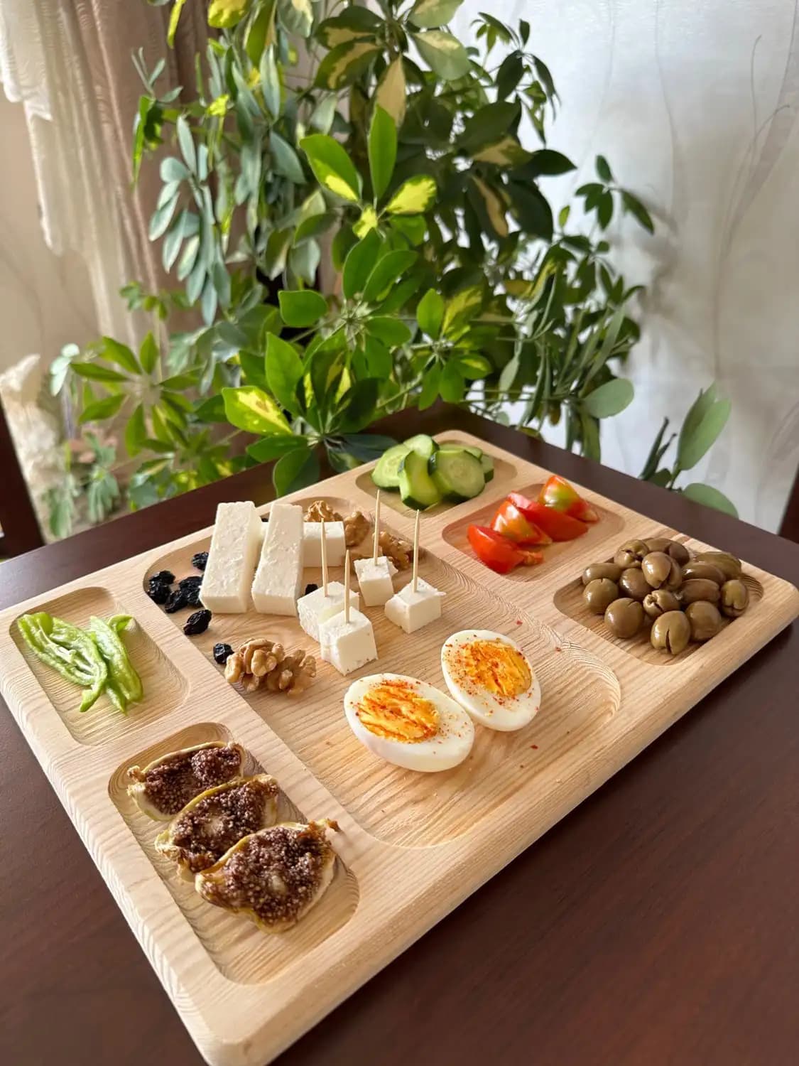Ahşap Kahvaltı Sunum Tabağı ile Sofralarınıza Doğal ve Şık Bir Dokunuş Ekleyin
