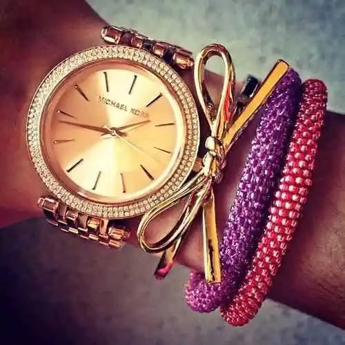 Aksesuar Saat Modelleri ile Dekorasyonunuza Şıklık Katmanın Yolları