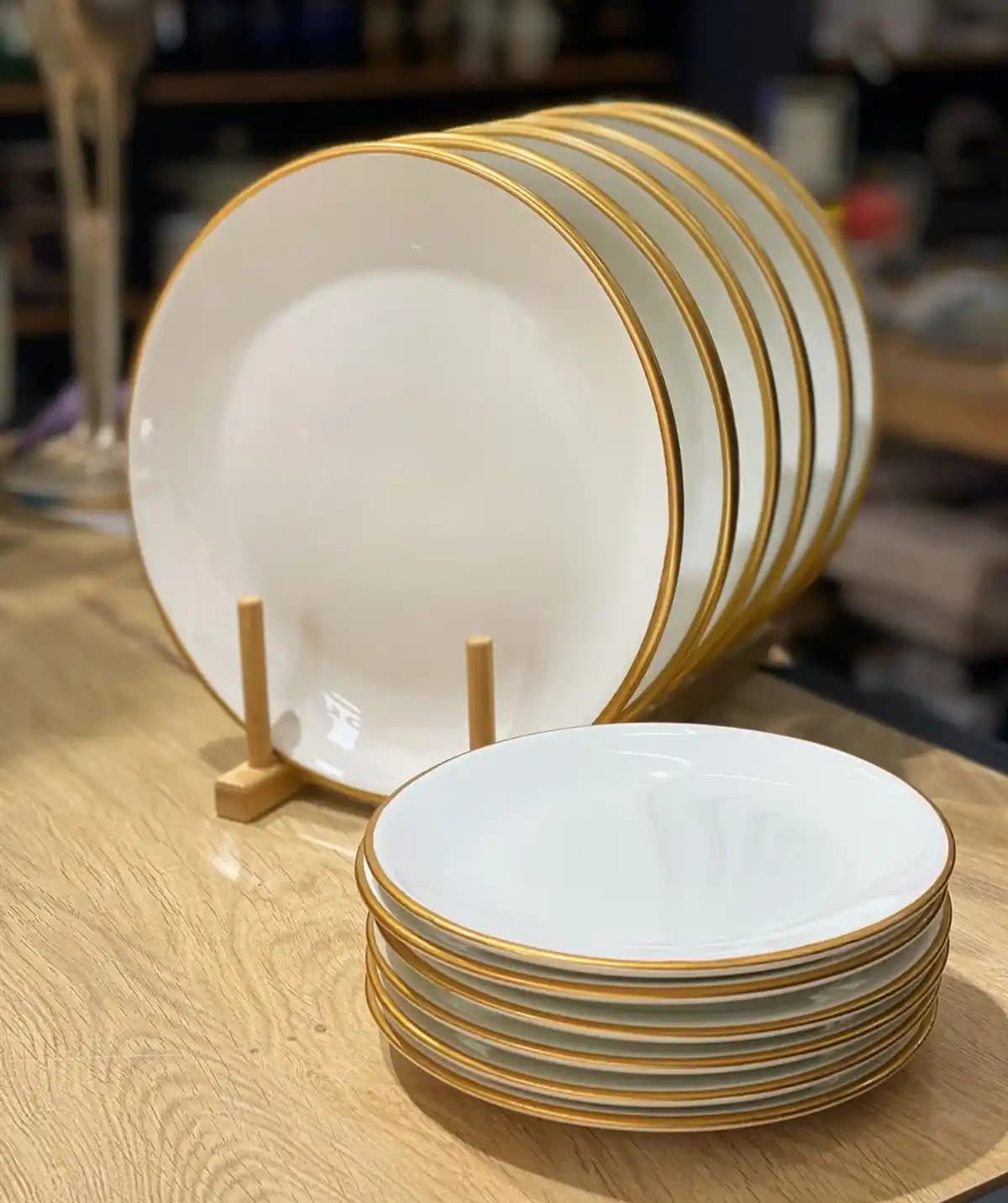 Altın Servis Tabağı ile Dekorasyonda Zarafet ve İşlevselliğin Birleşimi