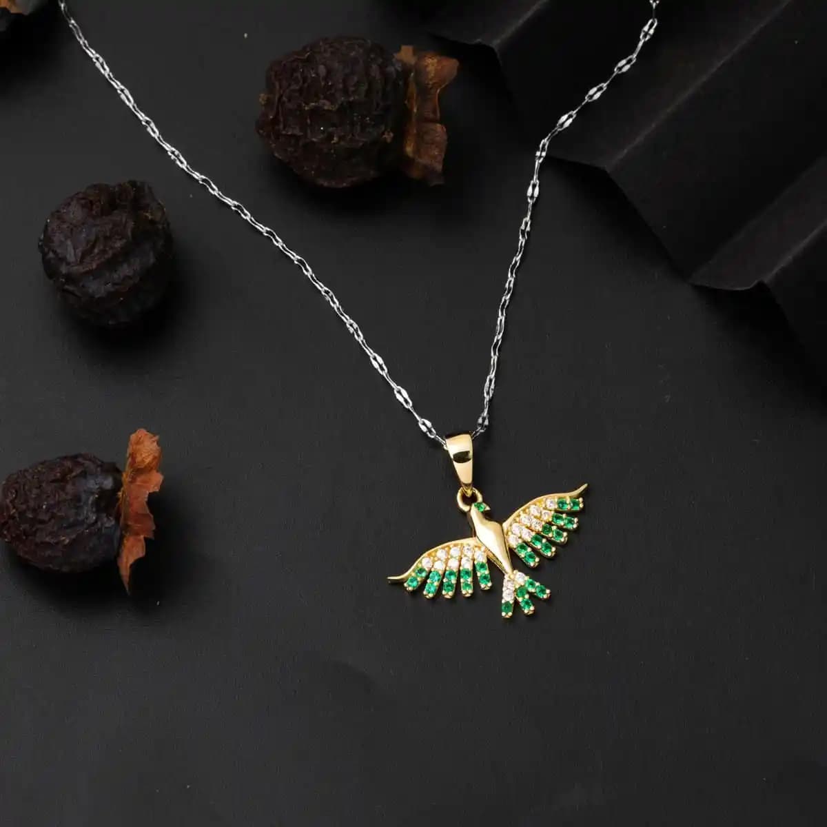 Anka Kuşu Kolye Ucu Dekorasyonda Güç ve Yenilenme Sembolü Olarak Kullanımı