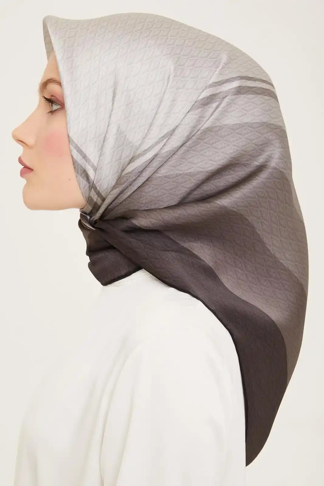 Armine Renk Geçişli Eşarp ile Modern Dekorasyon ve Şıklık Yaratma Rehberi