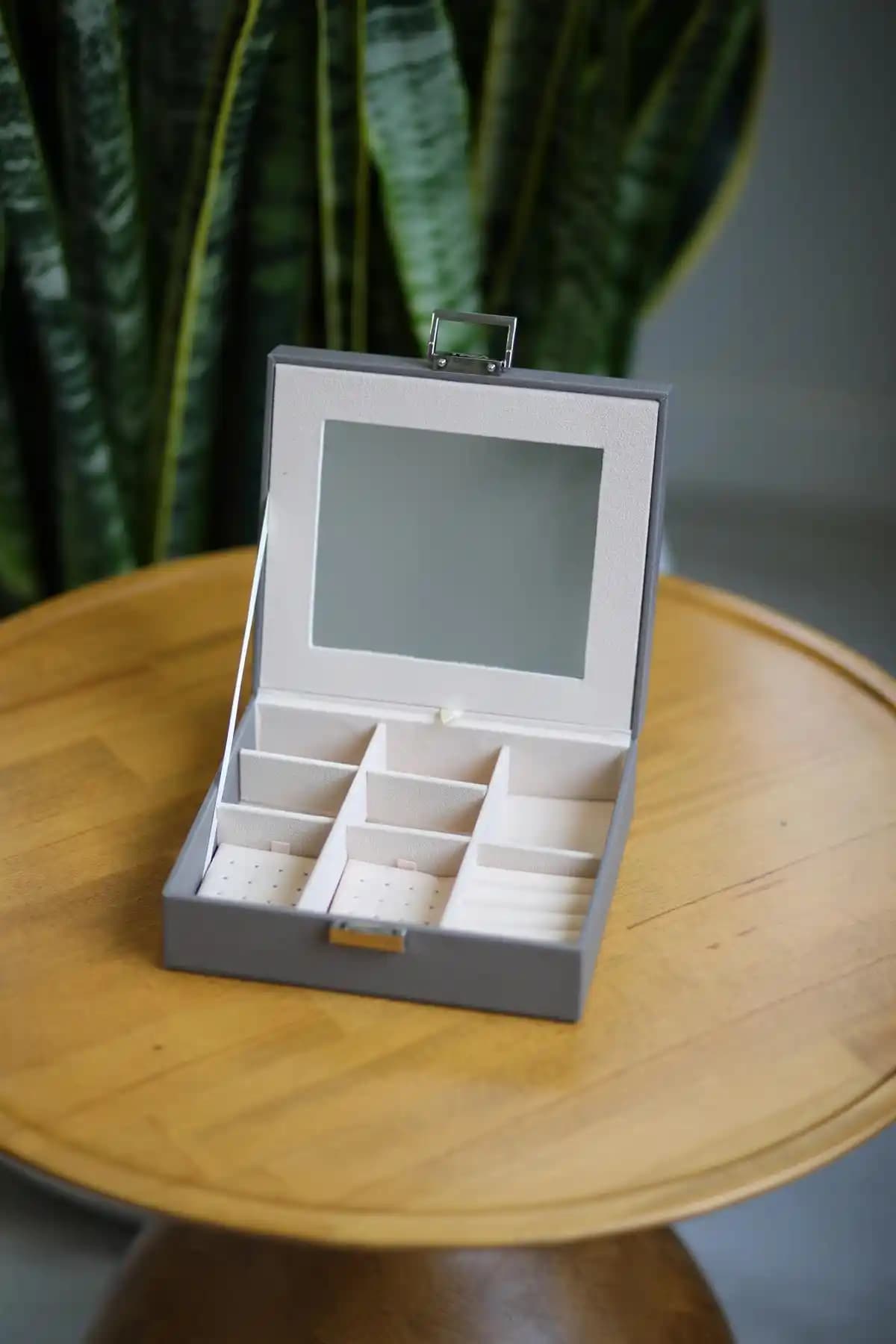 Aynalı Takı Kutuları ile Dekorasyonda Şıklık ve Fonksiyonellik Bir Arada