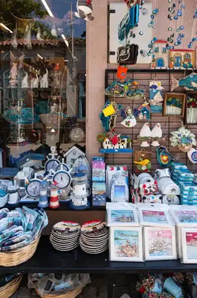 Ayvalık Hediyelik Eşyalarıyla Ev Dekorasyonunu Zenginleştirme Rehberi