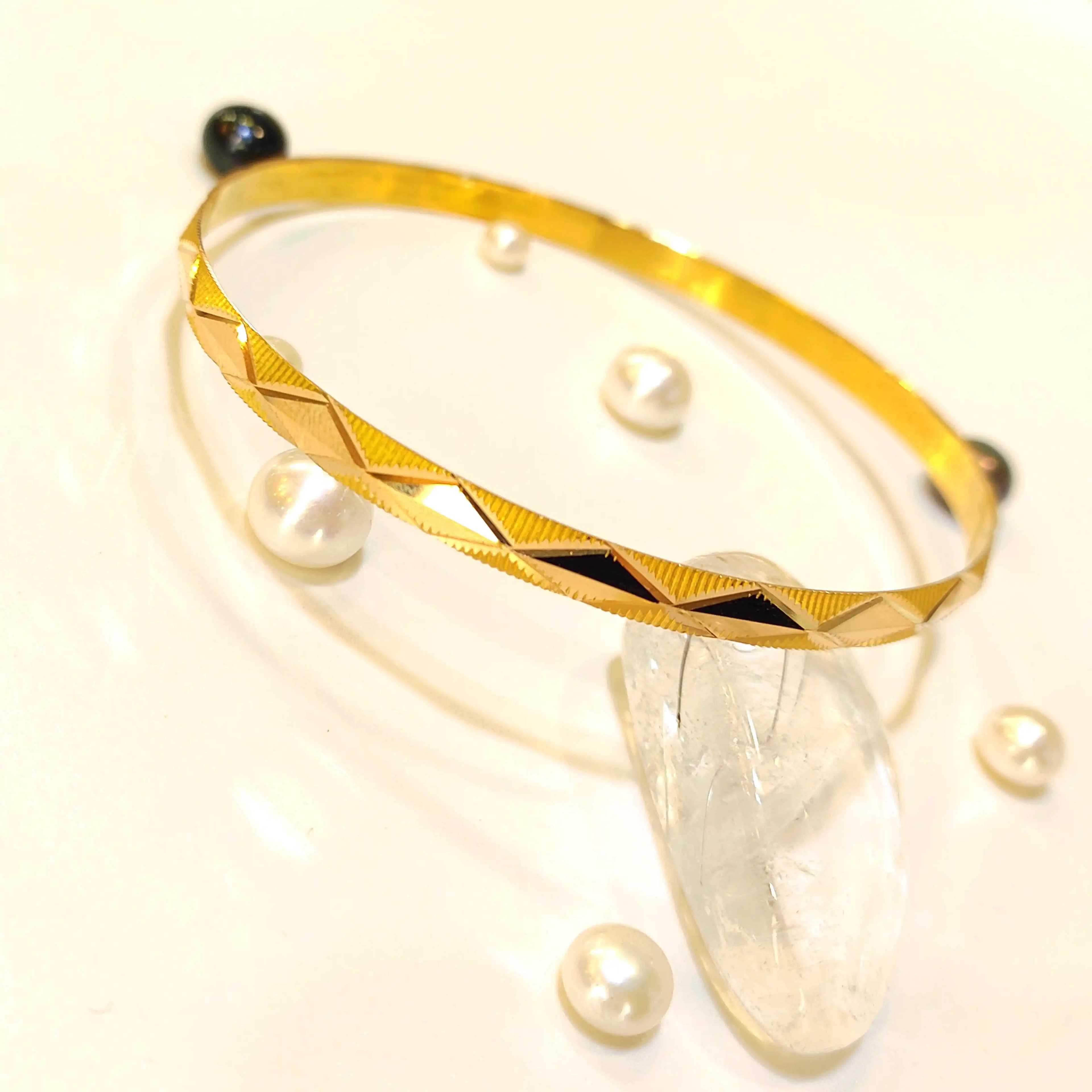 Baklava Dilimi Bilezikleri: Geleneksel Motiflerin Modern Takı Tasarımındaki Yansıması