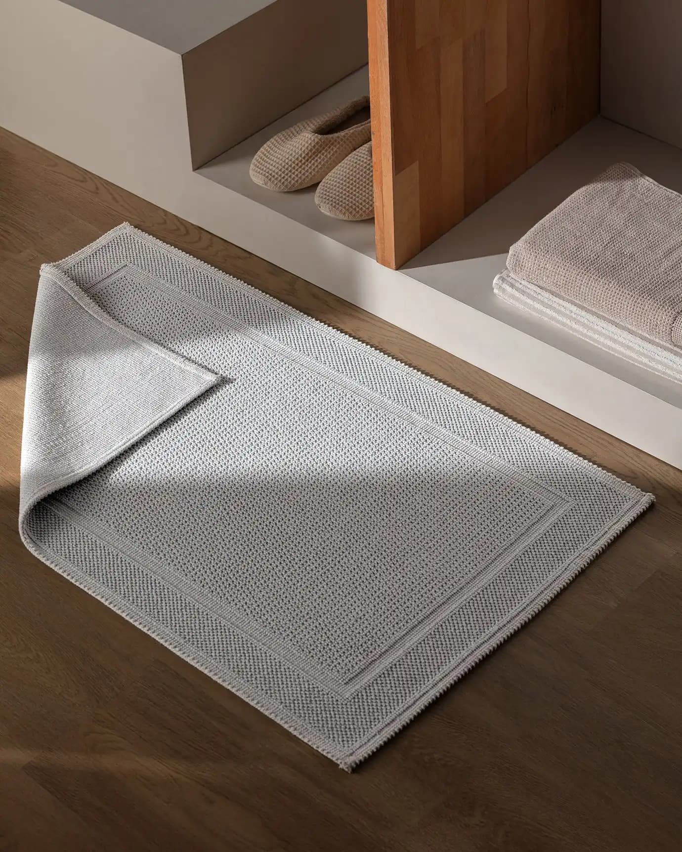 Banyo Dekorasyonunda 60x100 Pas Paslar: Şıklık ve Güvenliği Bir Arada Sunar